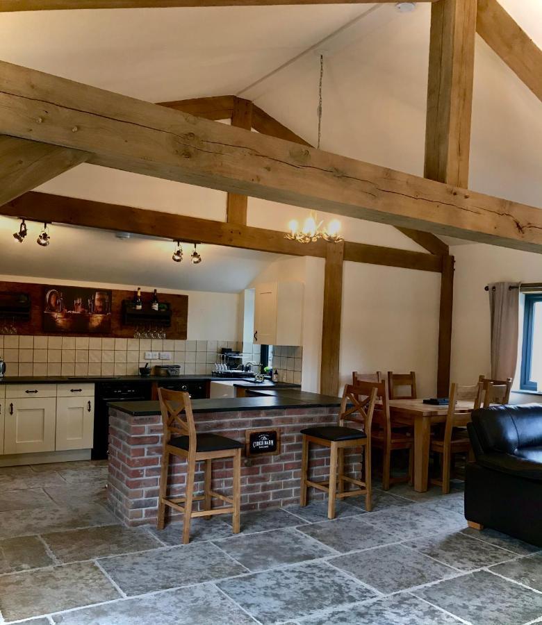 Trelaske Mill Cider Barn-With Hot Tub, Fire Pit Bbq Lewannick Экстерьер фото